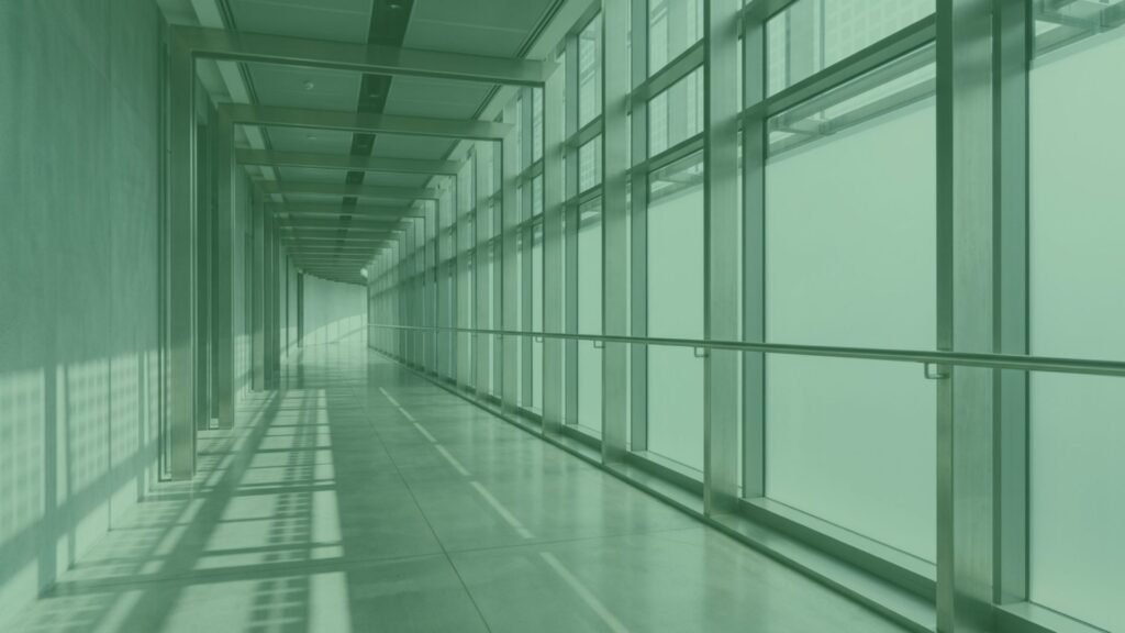 Executivo analisando métricas de earn-out em reunião de pós-transação M&A